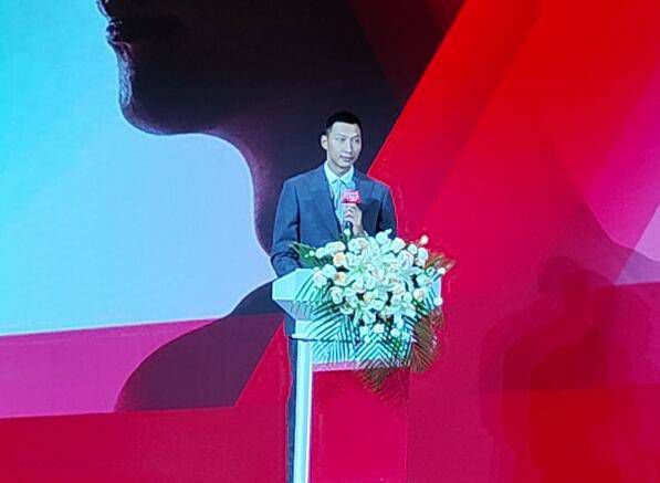 叶先生他……他怎么会……贺知秋摸着滚烫的脸，口中羞臊难耐的嘀咕道：叶先生怎么会买这种衣服给我……这也太露骨了吧？。